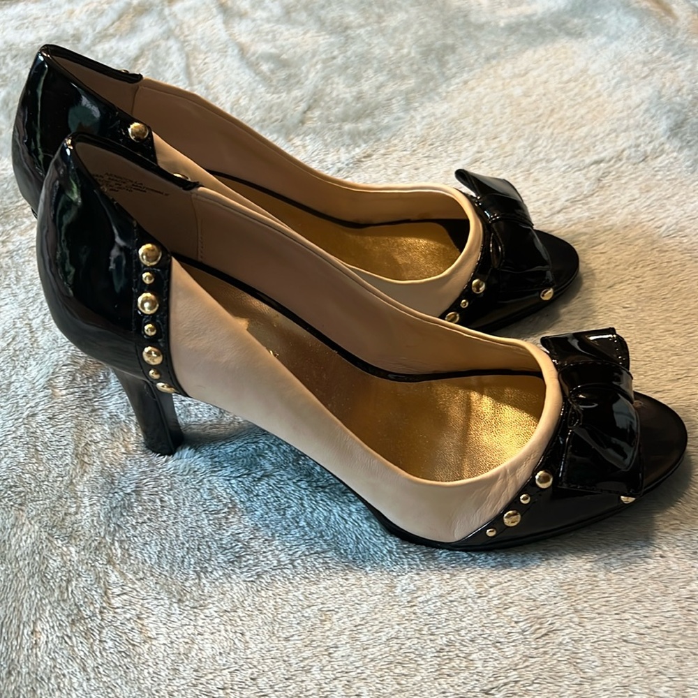 SOLD Sexy dress shoes with 3 to  3.5 inch heel. Off white and black
